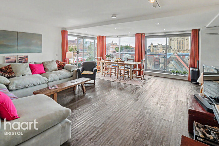 3 Bedroom Flat To Rent In Elmdale Road, Bristol, BS8