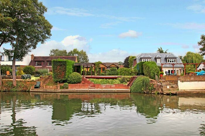 1 Bedroom Bungalow To Rent In Ham Island Old Windsor, SL4