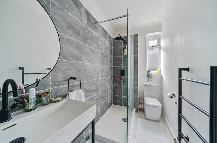 1 Bedroom Flat For Sale In Mytchett Road, Mytchett, GU16
