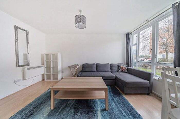 1 Bedroom Flat For Sale In Felixstowe Court, Galleons Lock, E16