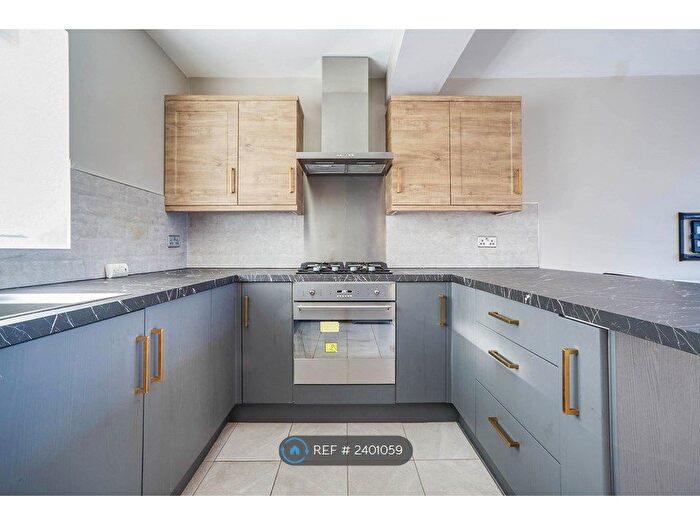 5 Bedroom Semi-Detached House To Rent In Blackwood Avenue, Leeds, LS16