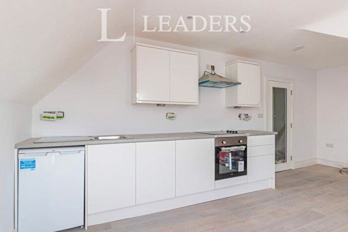 1 Bedroom Flat To Rent In Hersham Road, Walton-on-Thames, Surrey, KT12