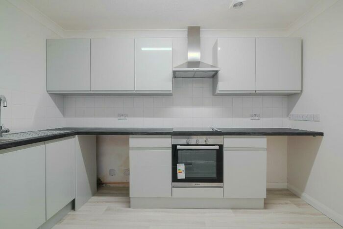 3 Bedroom Flat To Rent In Hollin Court, Crawley, West Sussex, RH10