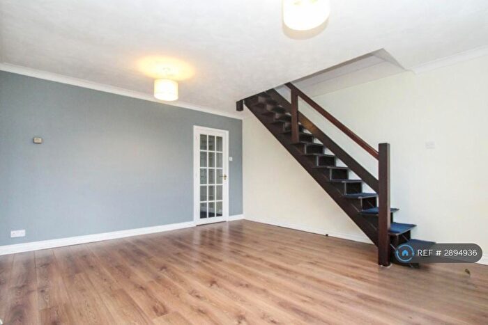 2 Bedroom Flat To Rent In Market Avenue, Wickford, SS12