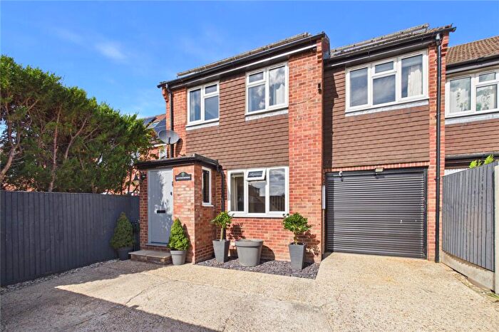 3 Bedroom End Of Terrace House For Sale In Robertsfield, Thatcham, Berkshire, RG19