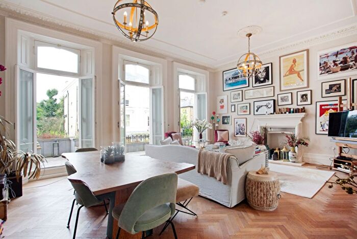 3 Bedroom Flat To Rent In Redcliffe Square, London, SW10