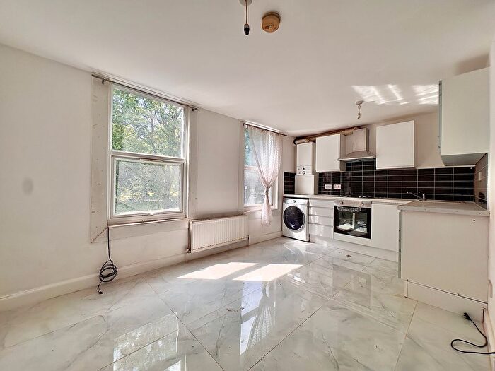 4 Bedroom Flat To Rent In Couburg Road, SE5