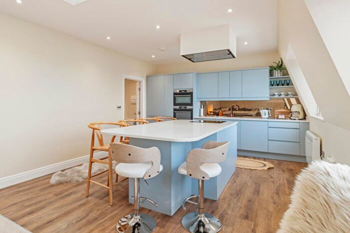2 Bedroom Apartment For Sale In Tenby, SA70