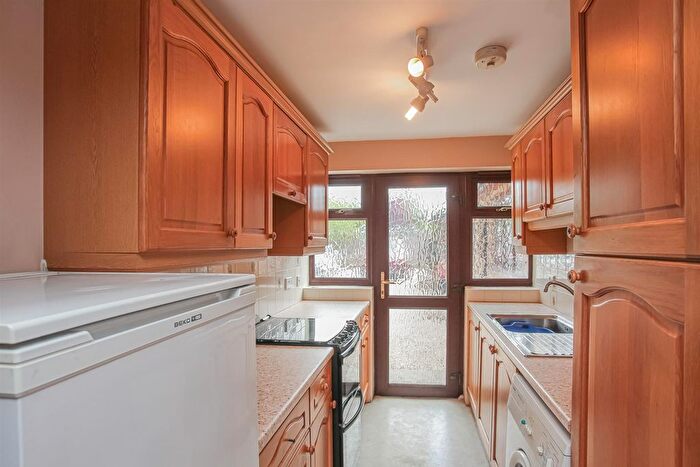 1 Bedroom Flat To Rent In Wroslyn Road, Freeland, Oxon, OX29