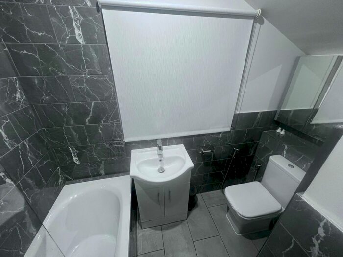2 Bedroom Flat To Rent In Claybury Broadway, Ilford, IG5