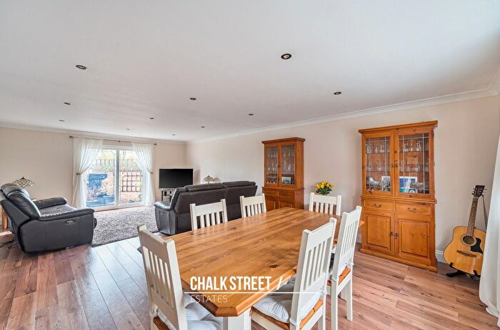 3 Bedroom Semi-detached House For Sale In Rainham Road, Rainham, RM13