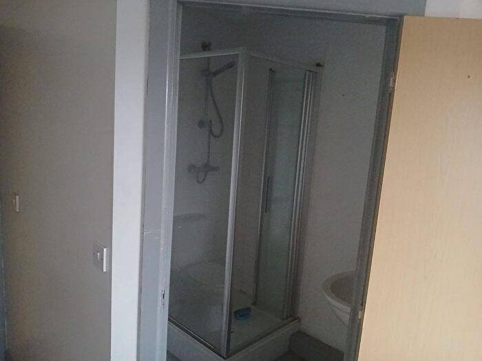 2 Bedroom Flat To Rent In Sandhill Close, Bradford, BD8