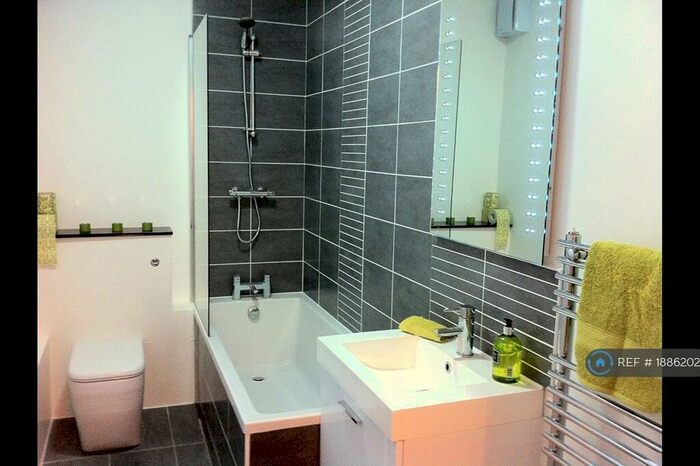 2 Bedroom Flat To Rent In St Andrews Square, Surbiton, KT6