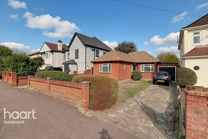 3 Bedroom Detached Bungalow For Sale In Lambs Lane North, Rainham, RM13