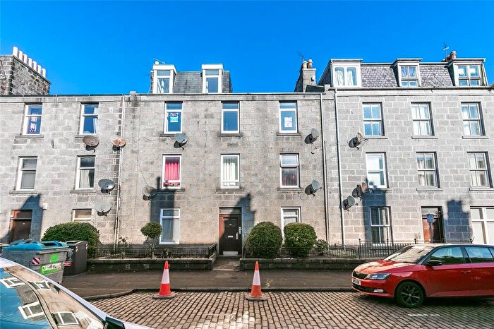 2 Bedroom Flat To Rent In Summerfield Terrace, Top Floor Right, Aberdeen, AB24