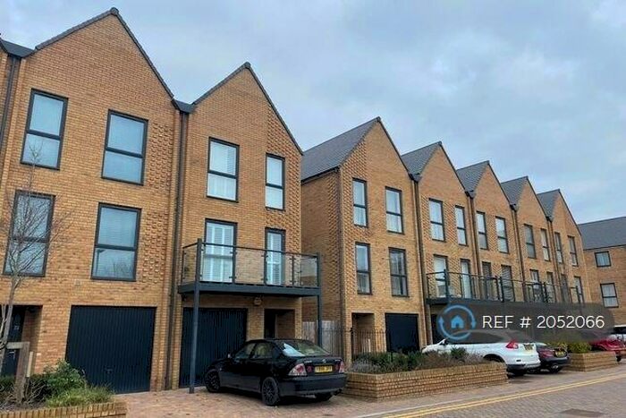 3 Bedroom Semi-Detached House To Rent In Hackbridge Road, Wallington, SM6