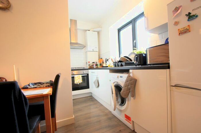 2 Bedroom Flat To Rent In Walworth Road, Elephant And Castle, SE17
