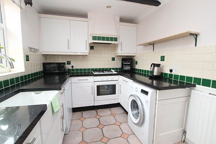2 Bedroom Semi-detached Bungalow For Sale In Sheep Walk, Shepperton, TW17