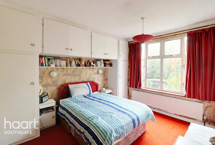 3 Bedroom Terraced House For Sale In Windmill Gardens, Enfield, EN2