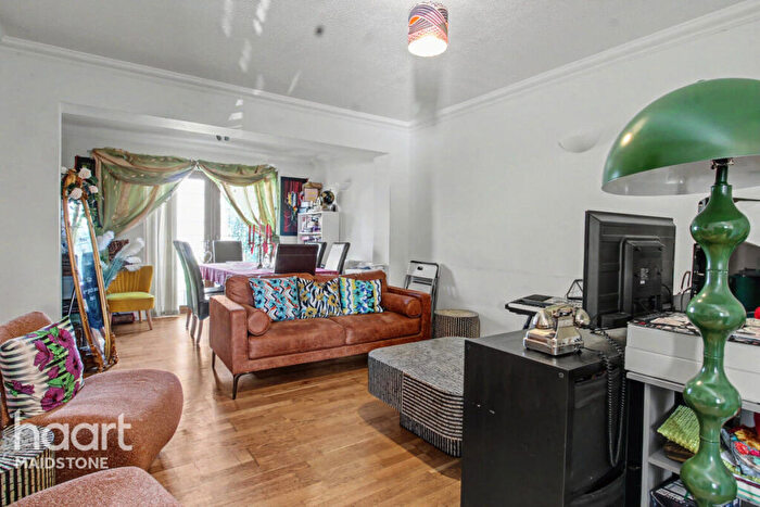 3 Bedroom Link Detached House For Sale In Fallowfield Close, Maidstone, ME14