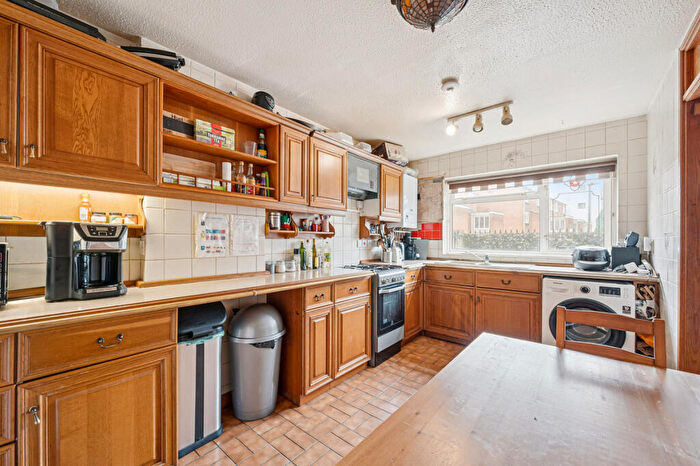 3 Bedroom Terraced House For Sale In Thornbury Close, London, N16