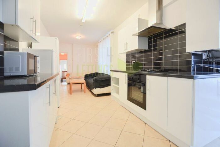 4 Bedroom Semi-Detached House To Rent In Welford Road, Clarendon Park, LE2