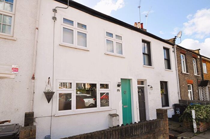 2 Bedroom Cottage To Rent In Garth Road, Morden, SM4