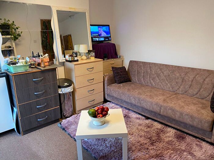 Studio To Rent In Broadwater Road, London, N17