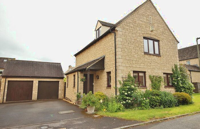 4 Bedroom Detached House For Sale In Stanway Close, Witney, OX28