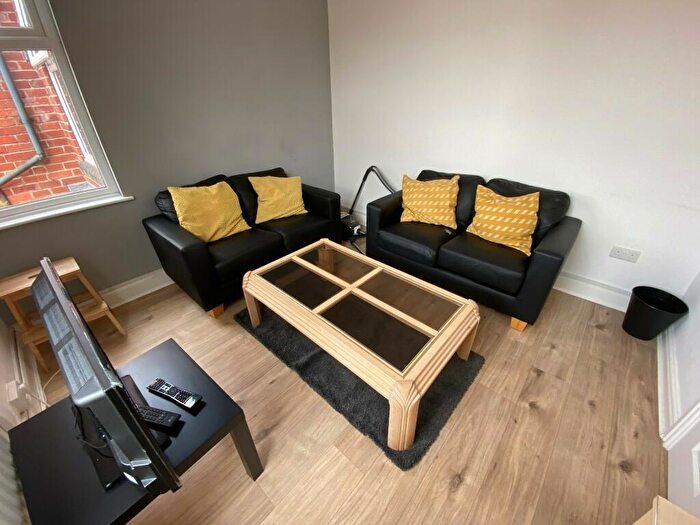 3 Bedroom Flat To Rent In Peveril Street, Arboretum, NG7