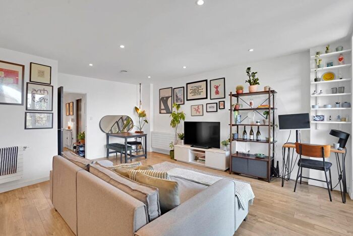 1 Bedroom Flat For Sale In Woods Road, Peckham, London, SE15