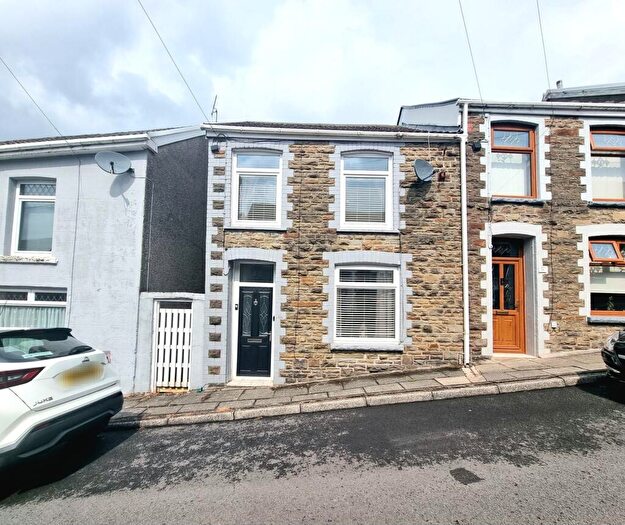 3 Bedroom End Of Terrace House For Sale In Alexandra Road, Pontycymer, CF32
