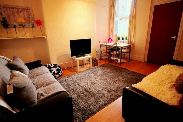 6 Bedroom Terraced House To Rent In Ash Grove, Leeds, LS6