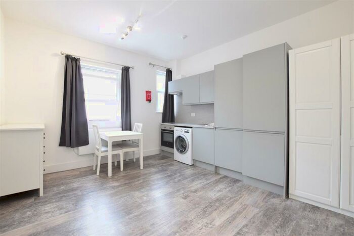 Studio To Rent In Cedar Road, Sutton, SM2