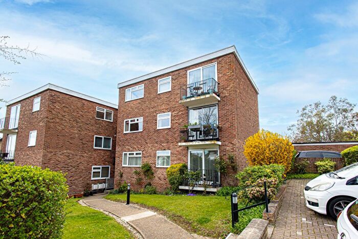 2 Bedroom Flat For Sale In Chalkwell Avenue, Westcliff-On-Sea, SS0