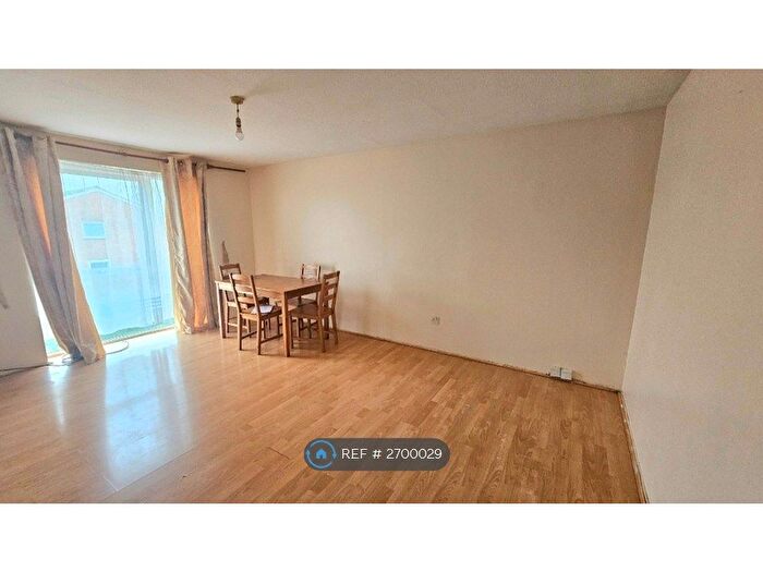2 Bedroom Flat To Rent In Dellow Close, Ilford, IG2