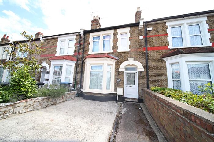 Flat To Rent In Hertford Road, Enfield, EN3