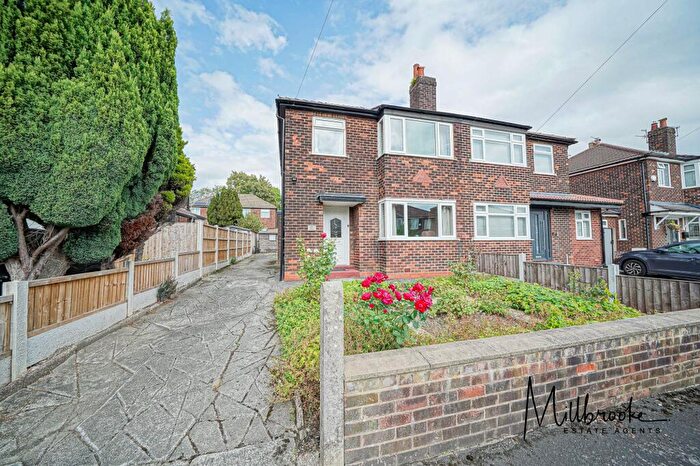 3 Bedroom Semi-Detached House For Sale In Crawford Avenue, Worsley, M28