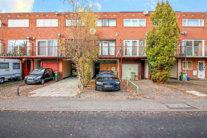 3 Bedroom Town House To Rent In Waterside, Pear Tree Bridge, Milton Keynes MK6