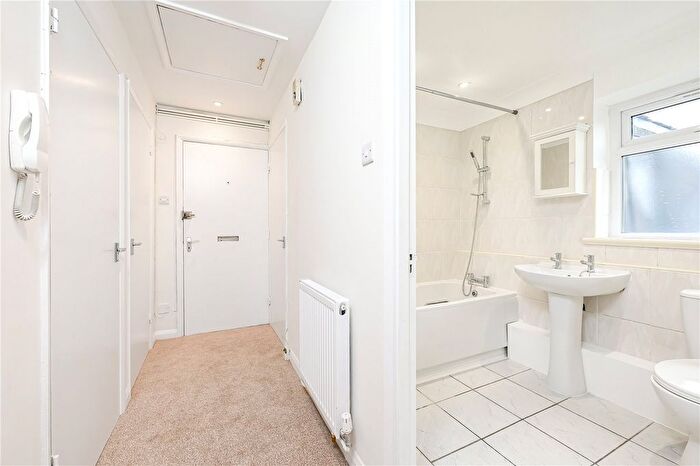 1 Bedroom Flat For Sale In Gumley Gardens, Isleworth, TW7