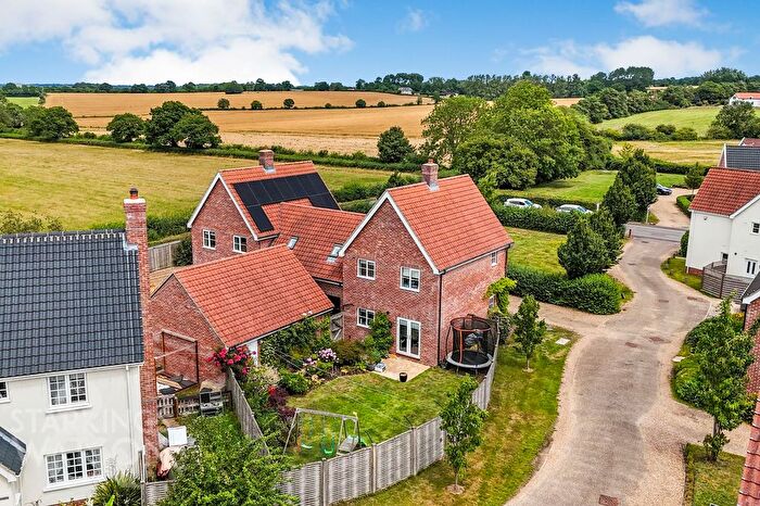 3 Bedroom Link Detached House For Sale In Broomefield Road, Stoke Holy Cross, Norwich, NR14