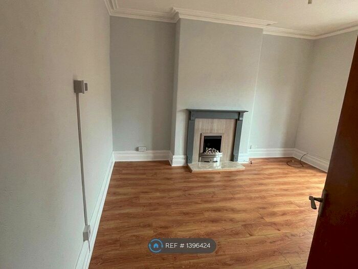 2 Bedroom Flat To Rent In Wynnstay Road, Colwyn Bay, LL29