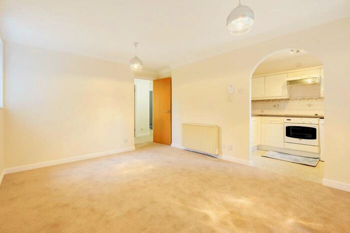 2 Bedroom Apartment To Rent In Shaw Park, Crowthorne, RG45