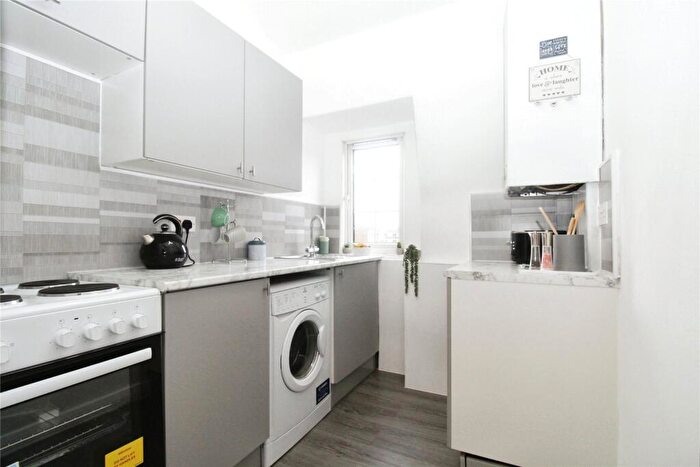 2 Bedroom Flat For Sale In Wide Lane, Southampton, Hampshire, SO18