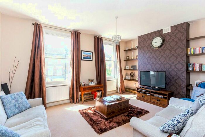 2 Bedroom Apartment To Rent In St Thomas's Road, London, N4