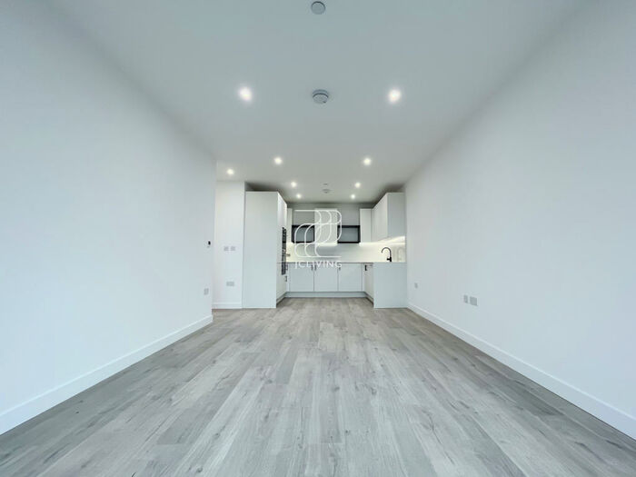 2 Bedroom Flat To Rent In Willowbrook House, Coster Avenue, N4