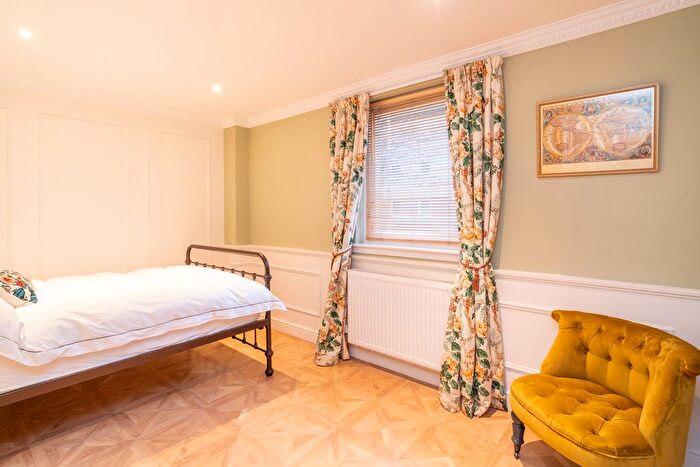 2 Bedroom Flat For Sale In / Ettrickdale Place, Stockbridge, Edinburgh, EH3