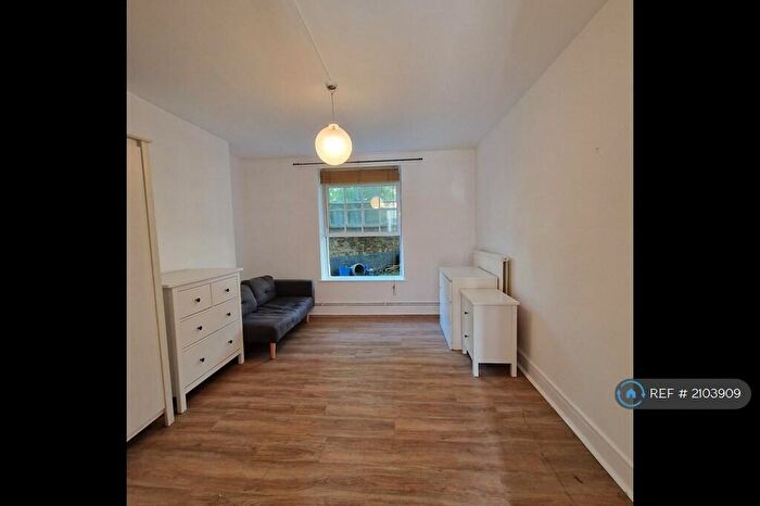 3 Bedroom Flat To Rent In Follingham Court, London, N1