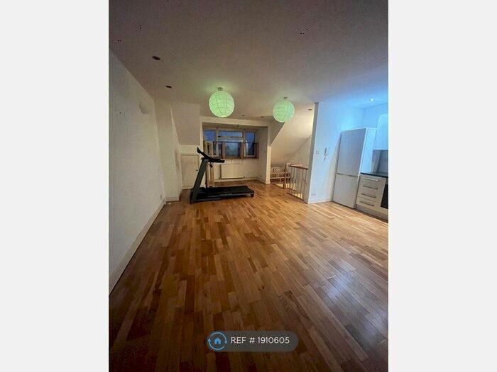 2 Bedroom Flat To Rent In Stoke Newington Road, London, N16