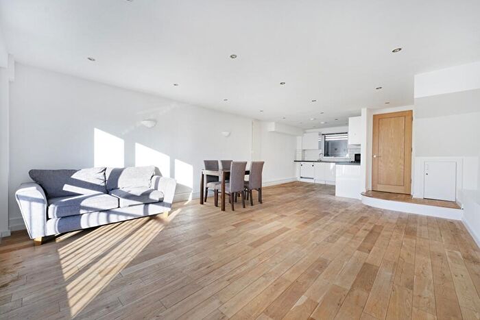 2 Bedroom Maisonette To Rent In Kamen Court, Royal College Street, Camden, NW1